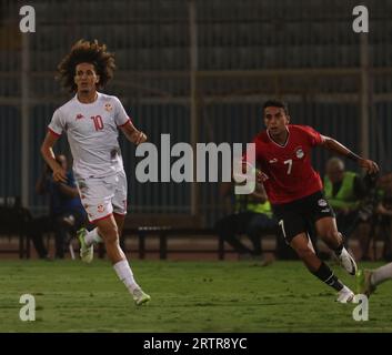 Égypte, le Caire - 12 septembre 2023 - Hannibal Mejbri, de Tunisie, et Mohamed Hamdy Sharaf, d'Égypte, lors d'un match international amical entre l'Égypte et Banque D'Images