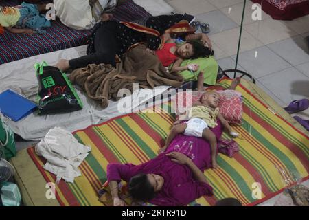 Dhaka Bangladesh 14 septembre 2023une mère couche avec un enfant souffrant de dengue à l'hôpital général de Mugda. Nazmul islam / alamy Live News Banque D'Images