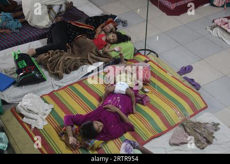 Dhaka Bangladesh 14 septembre 2023une mère couche avec un enfant souffrant de dengue à l'hôpital général de Mugda. Nazmul islam / alamy Live News Banque D'Images