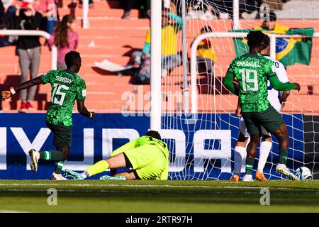 Mendoza, Argentine. 21 mai 2023. Estadio Malvinas Argentinas Mendoza, Argentine - mai 21: Jude Sunday of Nigeria (G) tente un coup de pied pour marquer son but sur le gardien de but Xavier Valdez de République Dominicaine (D) lors de la coupe du monde U-20 de la FIFA Argentine 2023 Group D match entre le Nigeria et la République Dominicaine à Estadio Malvinas Argentinas le 21 mai 2023 à Mendoza, Argentine. (Photo SPP) (Eurasia Sport Images/SPP) crédit : SPP Sport Press photo. /Alamy Live News Banque D'Images