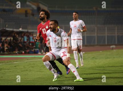 Égypte, le Caire - 12 septembre 2023 - Mohamed Salah, d'Égypte, et Ali Maaloul, de Tunisie, lors d'un match amical international entre l'Égypte et la Tunisie à Banque D'Images