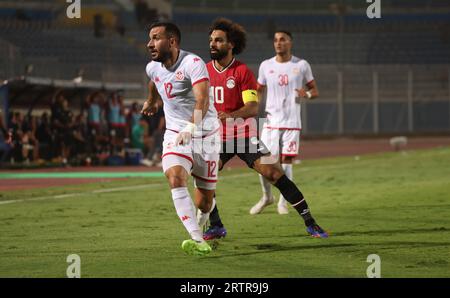 Égypte, le Caire - 12 septembre 2023 - Mohamed Salah, d'Égypte, et Ali Maaloul, de Tunisie, lors d'un match amical international entre l'Égypte et la Tunisie à Banque D'Images