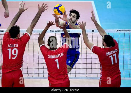 Rome, Italie. 14 septembre 2023. Yacine Louati, Barthelemy Chinenyeze, Antoine Brizard (France) et Daniele Lavia (Italie) lors de la demi-finale CEV EuroVolley Men 2023 entre l’Italie et la France au Palazzetto dello Sport à Rome (Italie), le 14 septembre 2023. Crédit : Insidefoto di andrea staccioli/Alamy Live News Banque D'Images