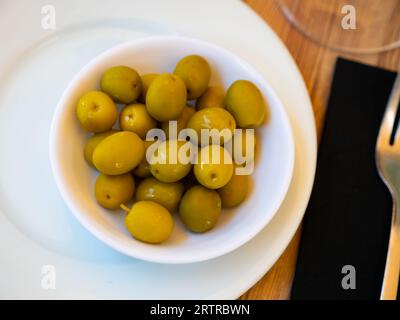 Filet d'olives vertes marinées sur l'assiette Banque D'Images