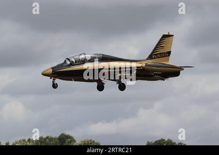 Le 441/2, un Aermacchi MB-339RRO exploité par Fursan Al Emarat (Al Fursan), l'équipe de démonstration de voltige de l'armée de l'air des Émirats arabes Unis (UAEAF), arrive à la RAF Fairford dans le Gloucestershire, en Angleterre pour participer au Royal International Air Tattoo 2023 (riat 2023). Banque D'Images