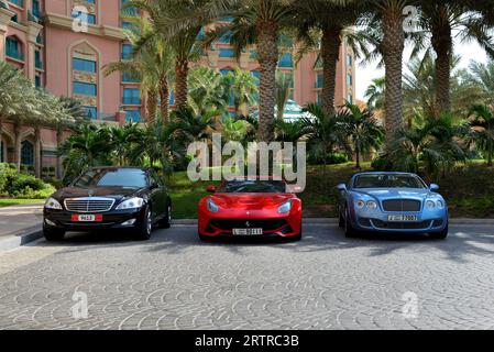 DUBAÏ, Émirats arabes Unis - SEPTEMBRE 11 : l'hôtel Atlantis The Palm et les limousines. Il est situé sur l'île artificielle Palm Jumeirah le 11 septembre 2013 à Dubaï, Banque D'Images