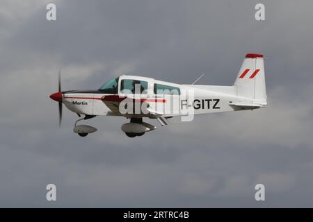 Le F-GITZ, un groupe privé Grumman American AG-5B Tiger, arrive à la RAF Fairford dans le Gloucestershire, en Angleterre pour participer au Royal International Air Tattoo 2023 (riat 23). Banque D'Images