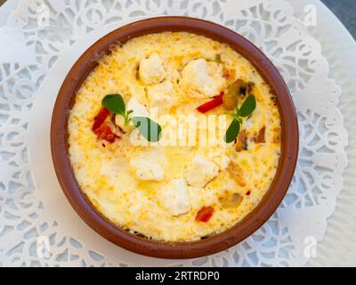 Tarte délicate et délicieuse aux légumes avec fromage servi sur une casserole d'argile. Flan de légumineuses et feta Banque D'Images
