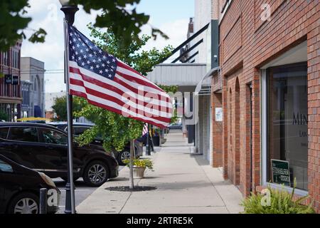 Drapeau américain dans le centre-ville de bellefontaine ohio Banque D'Images