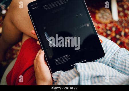 Paris, France - 11 juin 2023 : une femme qui a pris le dernier iPad Pro, rattrape l'annonce du casque Vision Pro VR. Banque D'Images