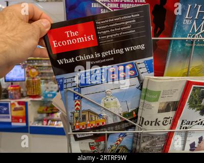 Paris, France - 17 avril 2022 : une main masculine tient le titre « ce que la Chine ne va pas mal, ce n'est pas juste covid » du magazine The Economist à un kiosque de presse Banque D'Images