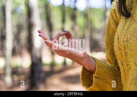 Chin mudra gros plan exécuté par une femme Banque D'Images