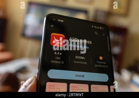 Madrid, Espagne : 09 12 2023 : main tenant un smartphone avec l'application Ali Express Banque D'Images