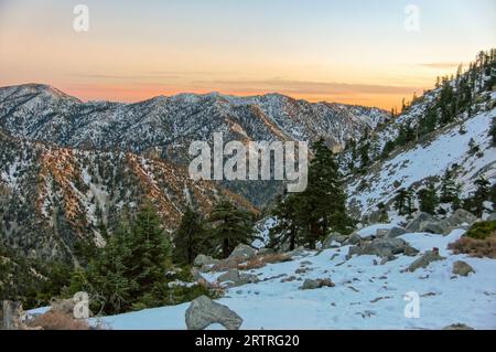 Vues hivernales depuis le sommet du Mont San Antonio, ALIAS Mont Baldy ou Old Baldy. Banque D'Images