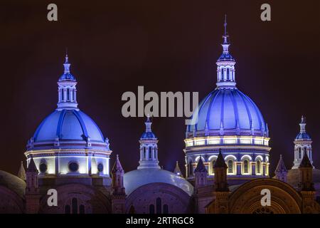 Dômes illuminés de la Nouvelle cathédrale, Cuenca, Équateur. Banque D'Images