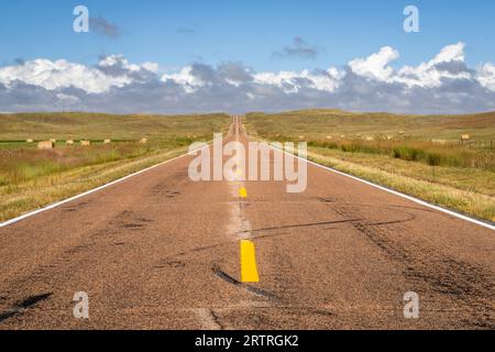 Autoroute rurale à travers Nebraska Sandhills sur une journée ensoleillée de fin d'été, voyage ou concept de voyage Banque D'Images