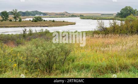 Middle Loup River serpente à travers Nebraska Sandhills en dessous de Dunning, paysage de fin d'été Banque D'Images