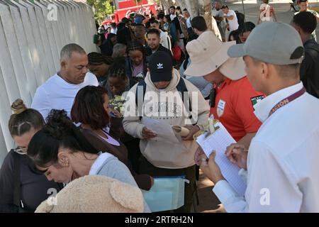 Tijuana, Basse-Californie, Mexique. 14 septembre 2023. Le poste-frontière piétonnier Chaparral-PedWest est fermé de nouveau le jeudi 14 septembre 2023. Les opérations de passage à pied de PED West seront temporairement suspendues pour permettre aux agents chargés de la CBP d'utiliser les installations pour aider la patrouille frontalière à traiter le grand nombre de réfugiés migrants au cours des derniers jours dans la région de Tijuana-San Diego. Le but est de revenir à la normale dès que possible. Au cours de la suspension temporaire, le CBP a promis de garder le plus de voies ouvertes possible aux passages de PedEast San Ysidro et Otay Mesa pour traiter les voyageurs qui ne sont pas dans l'état Banque D'Images