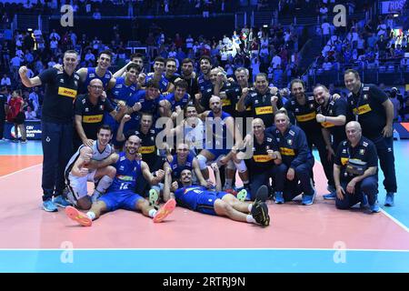 Rome, Italie. 14 septembre 2023. L'équipe ITALIENNE célèbre la victoire lors du match de demi-finale CEV Eurovolley 2023 entre l'Italie et la France, Palazzo dello Sport à Rome, Italie, le 14 septembre 2023. Crédit : Agence photo indépendante/Alamy Live News Banque D'Images