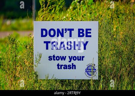 Un panneau encourage les gens à ranger leurs déchets plutôt que de les laisser voler hors des camions et détrir le bord de la route à Bayou la Batre, en Alabama. Banque D'Images