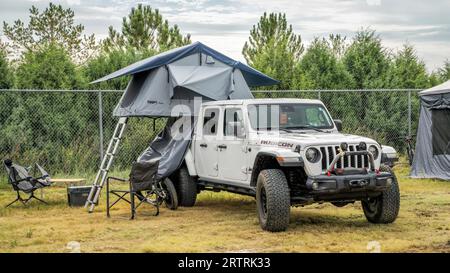 Loveland, CO, États-Unis - 25 août 2023 : Jeep Wrangler, modèle Rubicon, avec tente à toit ouvert, superposée et concept de camping. Banque D'Images