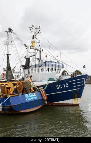 Couteau de pêche dans le port de pêche de Cuxhaven, côte de la mer du Nord, Basse-Saxe, Allemagne Banque D'Images