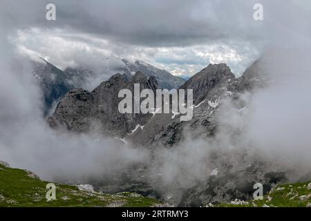 Atmosphère mystique sur le cavalier Alm dans le parc national de Berchtesgaden, une fenêtre nuageuse permet une vue sur le Grunduebelhoerner, Bavière, Allemagne Banque D'Images