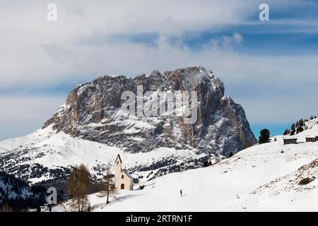 Montagnes enneigées et chapelle, vue sur le groupe Sassolungo, hiver, col de Gardena, Val Gardena, Dolomites, Tyrol du Sud, Italie Banque D'Images