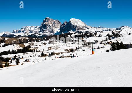 Montagnes enneigées, vue sur le groupe Sassolungo, hiver, Alpe di Siusi, Val Gardena, Dolomites, Tyrol du Sud, Italie Banque D'Images