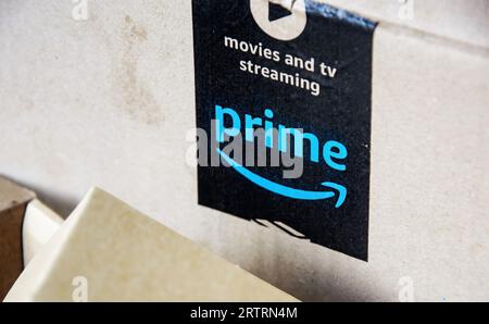 Rome, Italie, août 5 2020 : logo Amazon Prime sur une boîte en carton. Banque D'Images