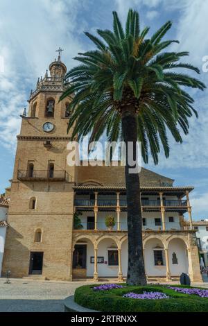 08 30 2023 ronda, malaga, espagne, vue de l'église de santa maria la mayor sur la place principale de la ville Banque D'Images