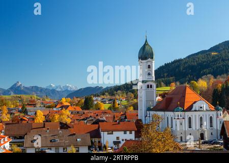 Ciel bleu en automne au-dessus de Nesselwang à Allgaeu, Bavière, Allemagne Banque D'Images