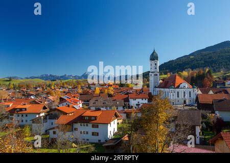 Ciel bleu en automne au-dessus de Nesselwang à Allgaeu, Bavière, Allemagne Banque D'Images