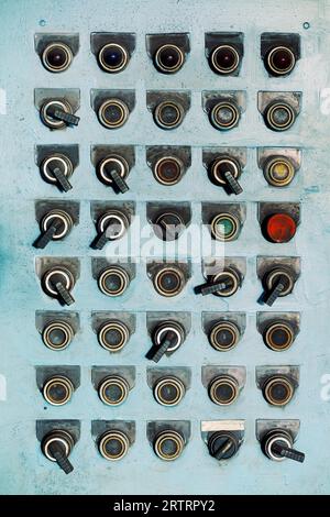 Interrupteurs et boutons dans une ancienne usine abandonnée Banque D'Images
