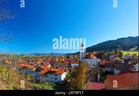 Ciel bleu en automne au-dessus de Nesselwang à Allgaeu, Bavière, Allemagne. Ciel bleu en automne au-dessus de Nesselwang à Allgaeu, Allemagne, avec les Alpes dans le Banque D'Images