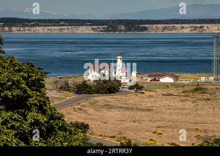 WA23622-00...WASHINGTON - phare de point Wilson situé dans le parc d'État historique de fort Worden sur Admiralty Inlet. Banque D'Images