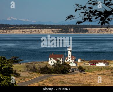 WA23622-00...WASHINGTON - phare de point Wilson situé dans le parc d'État historique de fort Worden sur Admiralty Inlet. Banque D'Images