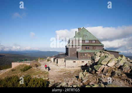 Abri sur le sommet de la montagne Szrenica, montagnes Karkonosze, parc national de Karkonoski, Pologne Banque D'Images