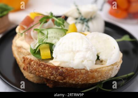 Savoureux sandwich avec du fromage burrata et des légumes sur la table, gros plan Banque D'Images