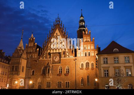 Ville de Wroclaw en Pologne, ancien hôtel de ville (polonais : Stary Ratusz) la nuit, architecture de style gothique Banque D'Images