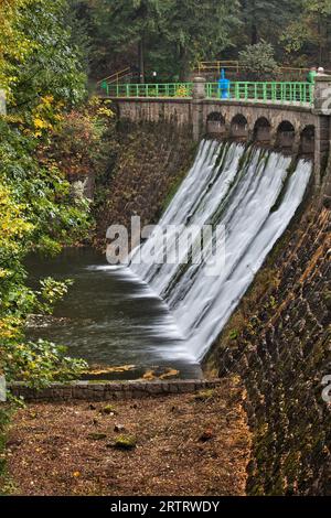 Pologne, Karpacz, barrage sur la rivière Lomnica Banque D'Images