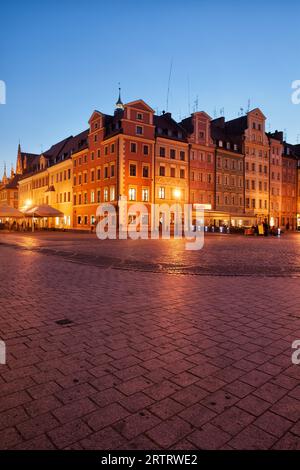 Ville de Wroclaw en Pologne, Place du marché de la vieille ville de nuit, maisons immeuble historique Banque D'Images