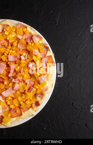 Maïs frais, ananas et bacon - délicieuses pizzas faites à la main Banque D'Images