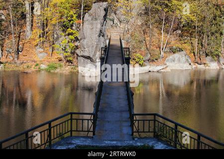 Pont sur le lac Modre en automne, la Basse Silésie, Pologne Banque D'Images