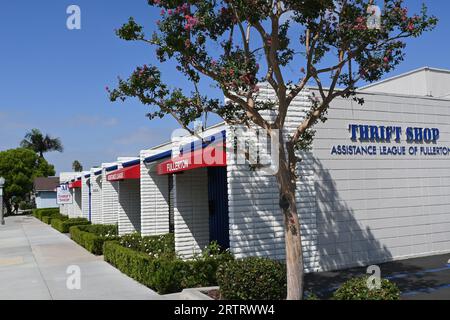 FULLERTON, CALIFORNIE - 13 SEPTEMBRE 2023 : la Ligue d'assistance de Fullerton Thrift Shop. Banque D'Images