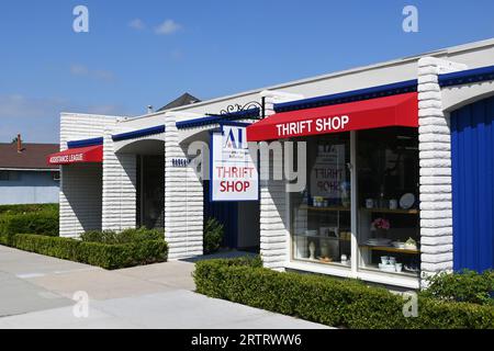 FULLERTON, CALIFORNIE - 13 SEPTEMBRE 2023 : l'entrée de la Ligue d'assistance de Fullerton Thrift Shop. Banque D'Images