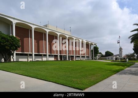 FULLERTON, CALIFORNIE - 13 SEPTEMBRE 2023 : l'hôtel de ville de Fullerton et les bâtiments du département de police sur Commonwealth Avenue. Banque D'Images