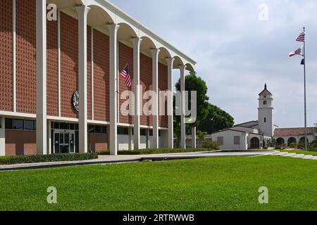 FULLERTON, CALIFORNIE - 13 SEPTEMBRE 2023 : l'hôtel de ville de Fullerton et les bâtiments du département de police sur Commonwealth Avenue. Banque D'Images