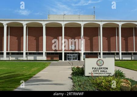 FULLERTON, CALIFORNIE - 13 SEPTEMBRE 2023 : l'hôtel de ville de Fullerton sur Commonwealth Avenue. Banque D'Images