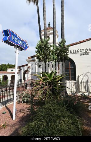 FULLERTON, CALIFORNIE - 13 SEPTEMBRE 2023 : gros plan du panneau et du bâtiment du département de police de Fullerton. Banque D'Images